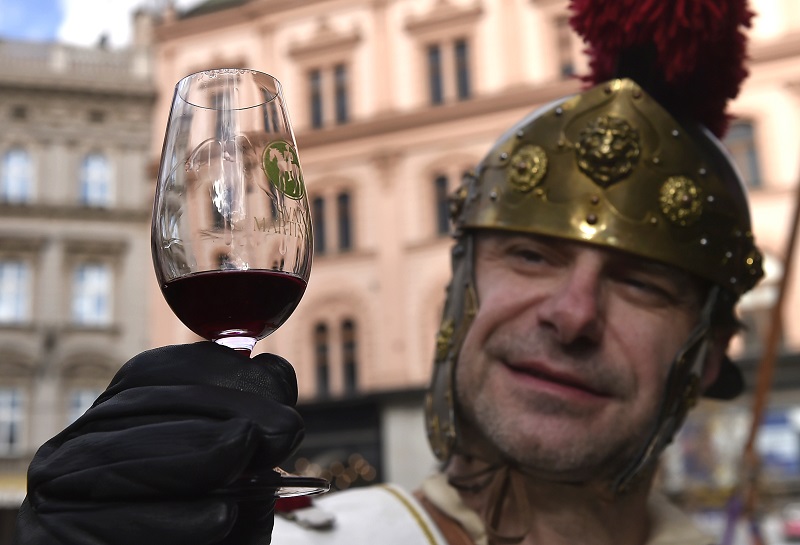 Sv. Martin i letos přivezl podle tradice první mladá vína.