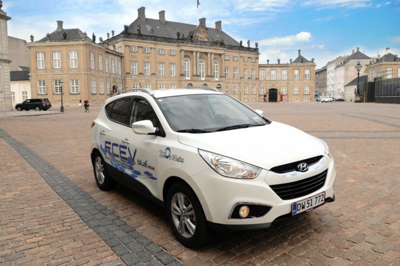 Značka Hyundai jako první na světě uvedla sériově vyráběný vůz s pohonem na vodíkové palivové články.