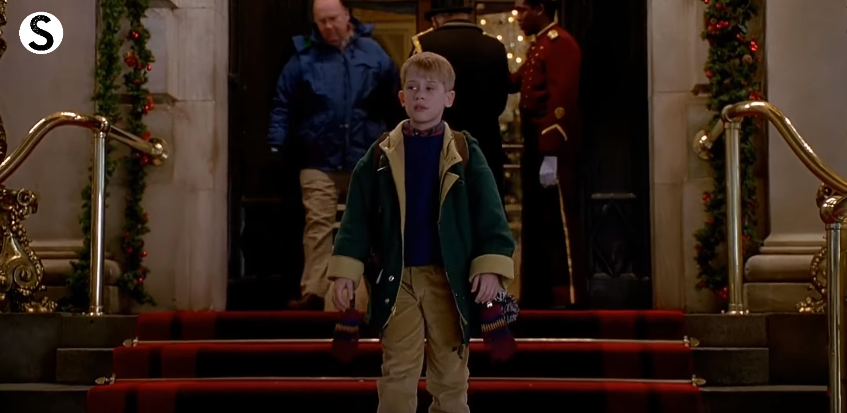 Kevin McAllister před Hotelem Plaza.