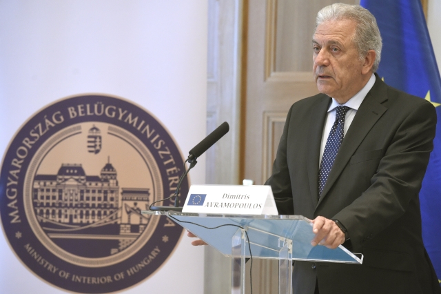 Evropský komisař Dimitris Avramopulos.