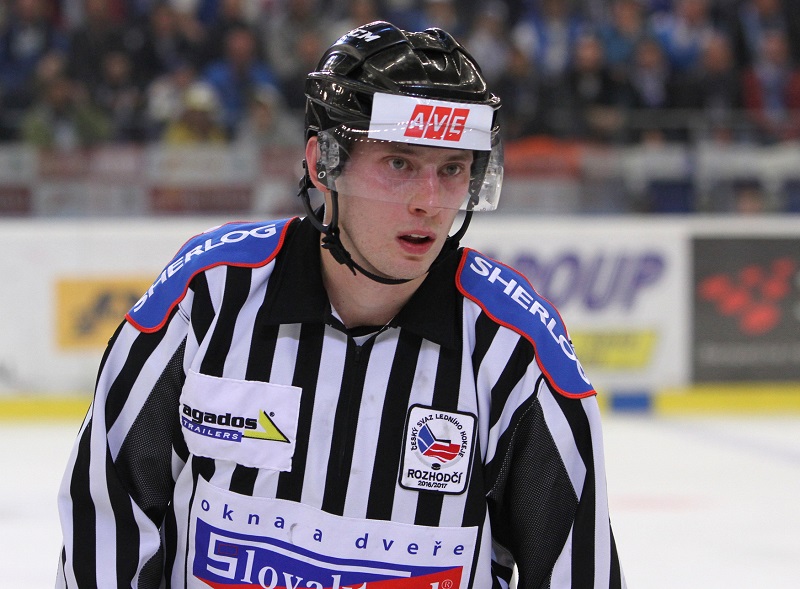 Český rozhodčí Libor Suchánek bude jako třetí Evropan v historii pískat zápas NHL (ilustrační foto).