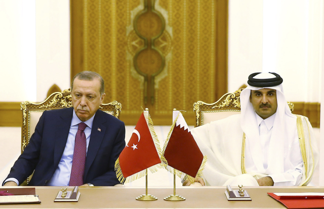Turecký prezident Recep Tayyip Erdogan (vlevo) a emír Kataru Tamím ibn Hamad Al-Sání.