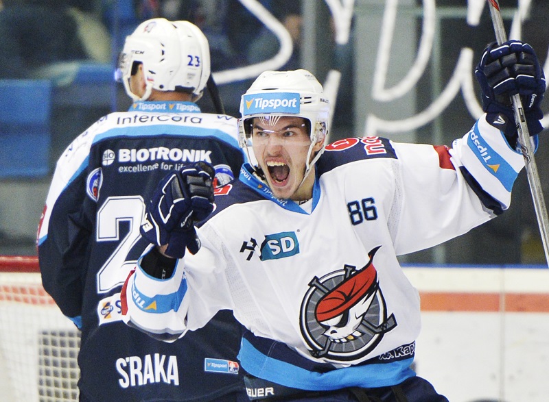Hokejisté Plzně slaví branku proti Chomutovu ve 21. kole hokejové extraligy. Hokejisté Plzně slaví branku proti Chomutovu ve 21. kole hokejové extraligy.