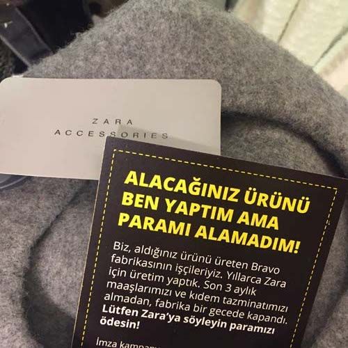 Vzkaz u oděvů značky Zara. 