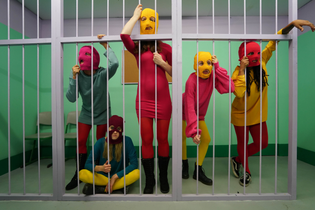 Ruská punková skupina Pussy Riot svědčí na výstavě v Londýně o vězeňských zážitcích dvou svých členek.