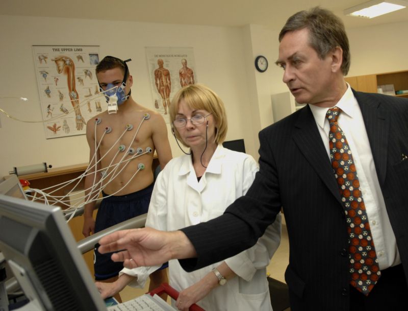 Doktor Malovič při práci.