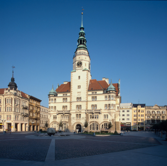 Městská věž Hláska (radnice) na Horním náměstí v Opavě. Městská věž Hláska (radnice) na Horním náměstí v Opavě.