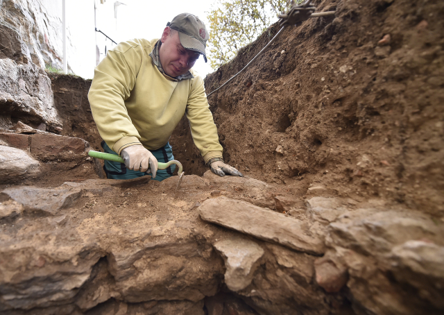 První fázi záchranného archeologického výzkumu archeologové provádějí na parkovišti (ilustrační foto).