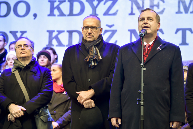 Vlevo rektor Masarykovy univerzity Tomáš Bek a rektor Univerzity Karlovy Tomáš Zima.