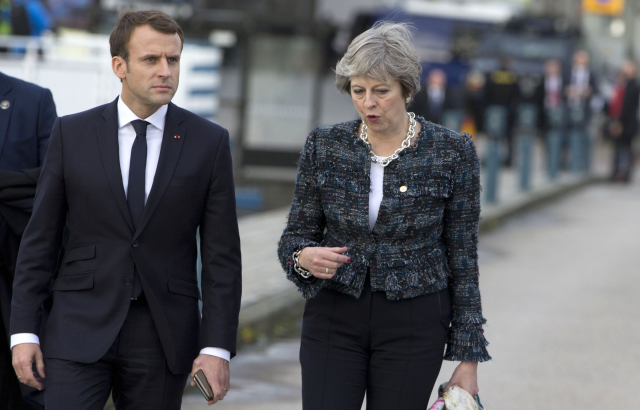 Vlevo francouzský prezident Emmanuel Macron a předsedkyně britské vlády Theresa Mayová.