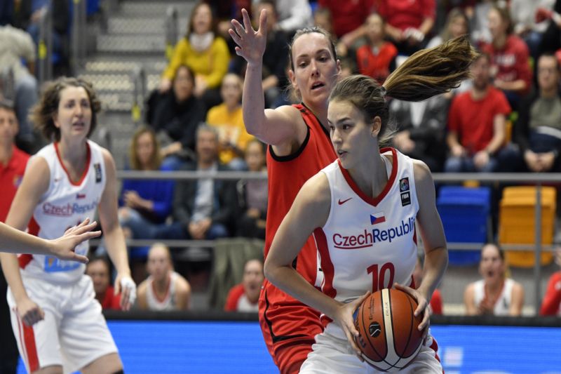 Zprava Veronika Voráčková z ČR a za ní Marielle Giroudová ze Švýcarska.