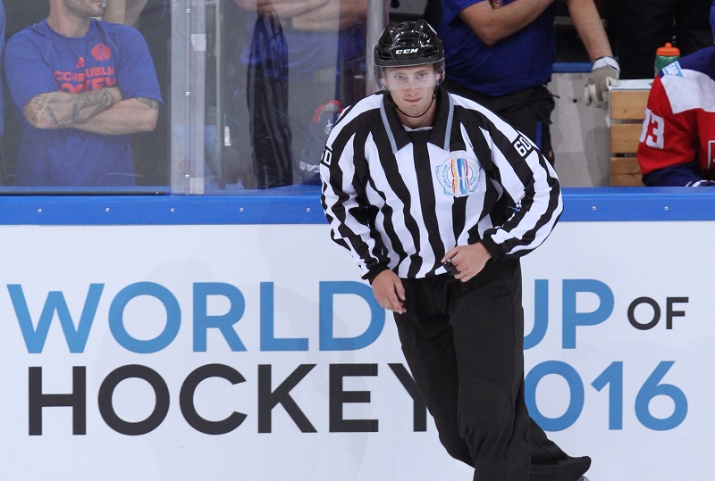 Český rozhodčí Libor Suchánek si odpískal premiéru v NHL (ilustrační foto).
