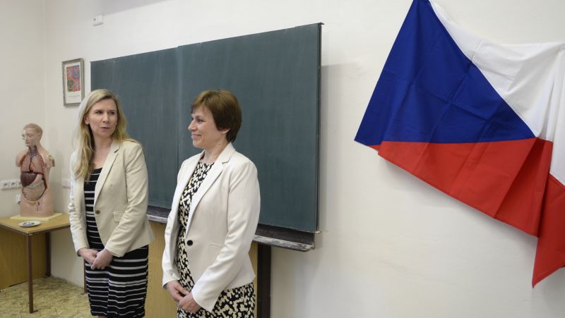 Kateřina Valachová (vlevo) a ředitelka gymnázia Jitka Kmentová.