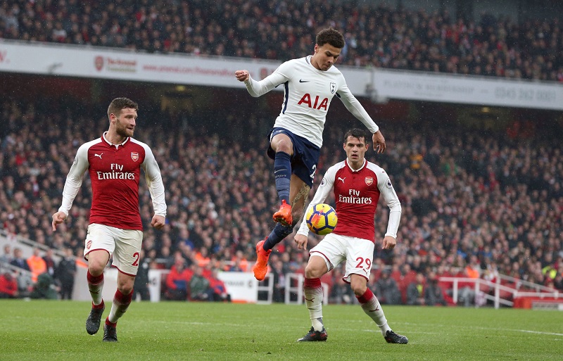 Ve šlágru 12. kola anglické ligy porazil Arsenal fotbalisty Tottenhamu 2:0.