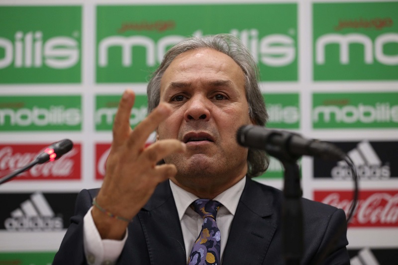Kouč Alžířanů Rabah Madjer na tiskové konferenci.
