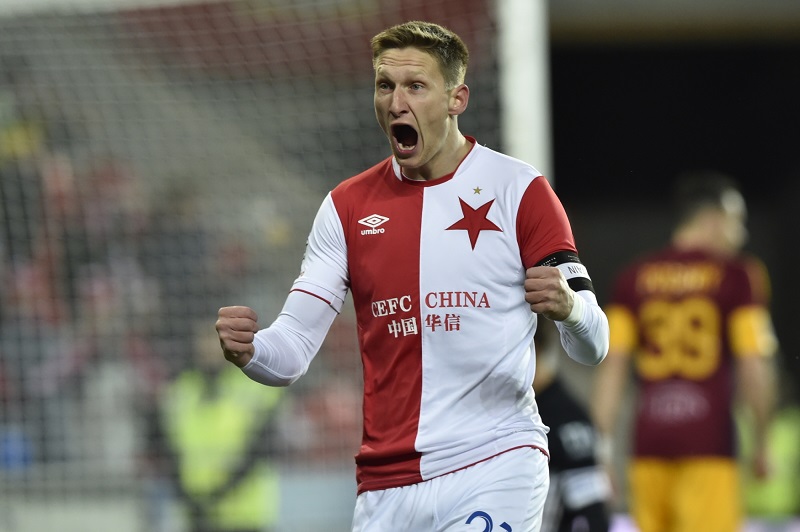 Fotbalista Slavie Milan Škoda se raduje z branky do sítě Dukly.