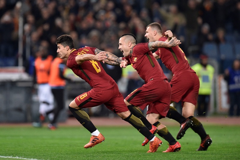 Fotbalisté AS Řím se radují z branky proti Laziu.