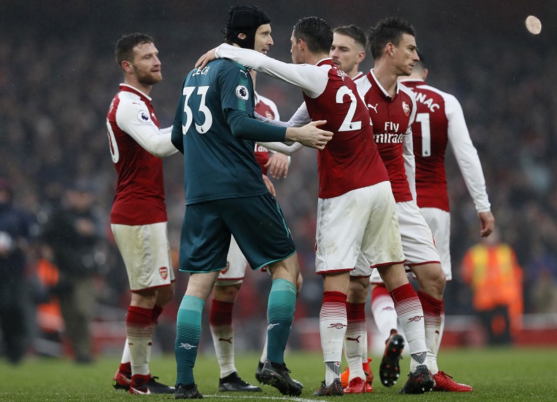 Brankář Arsenalu Petr Čech se raduje se svými spoluhráči z výhry v Premier League.