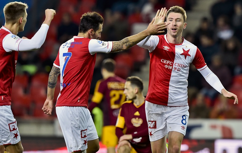 Fotbalista Slavie Jaromír Zmrhal se raduje z branky proti Dukle.