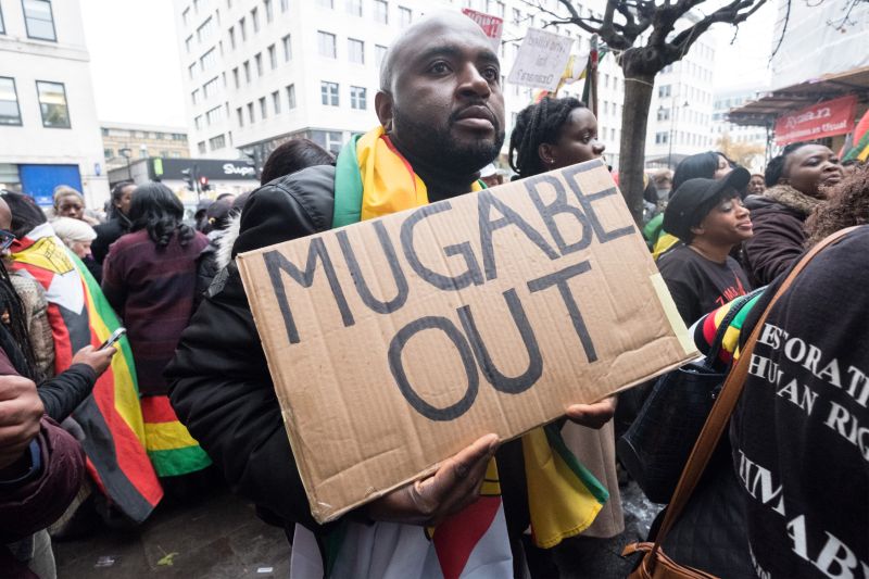 Demonstrace proti prezidentu Mugabemu.