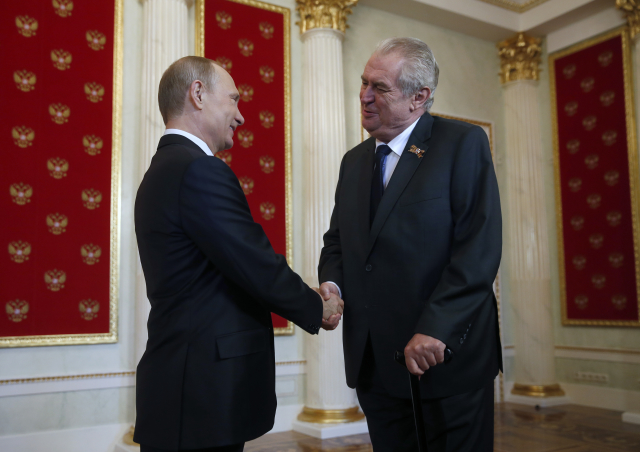 Zleva Vladimir Putin a Miloš Zeman.