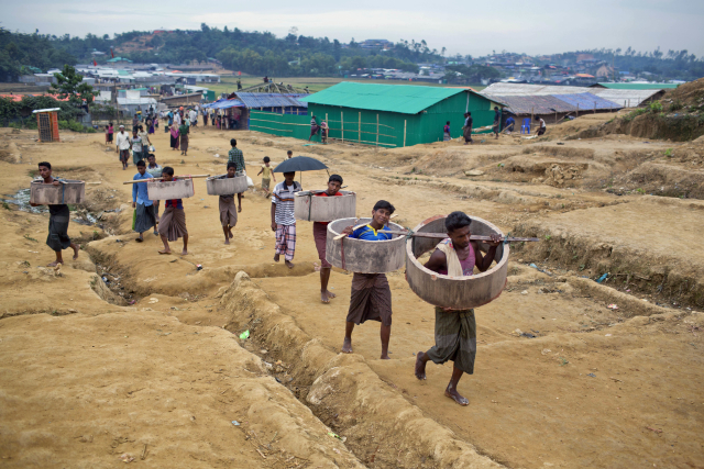 Rohingové, kteří přišli z Myanmaru do Bangladéše, nesou stavební materiál do uprchlického tábora v Ukhiya.