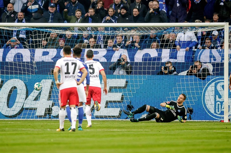 Fotbalisté Schalke 04 porazili trápící se Hamburk 2:0.