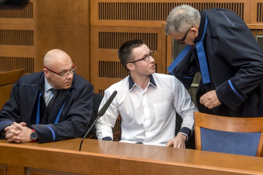 Na snímku je Lukáš Nečesaný se svými obhájci - vlevo Petr Dítě a vpravo Oldřich Chudoba.