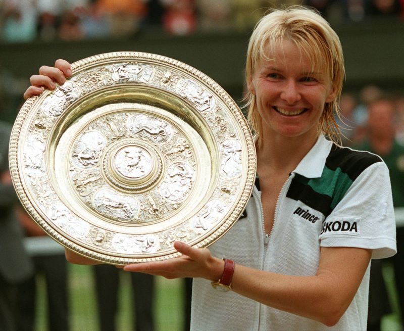 Jana Novotná s trofejí pro vítězku Wimbledonu v roce 1998.