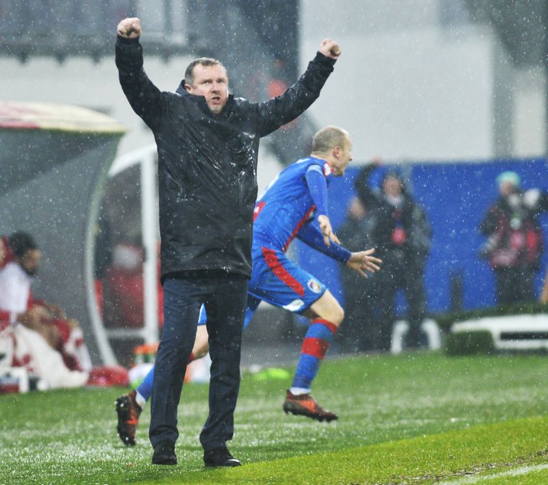Plzeňský trenér Pavel Vrba slaví gól svého týmu.