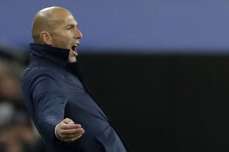 Trenér Realu Zinedine Zidane bývá na střídačce emotivní. 