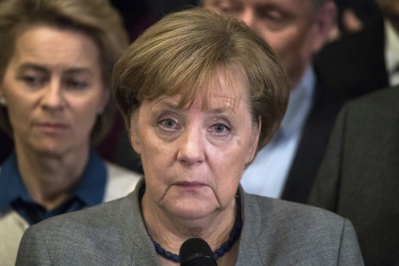 Angela Merkelová na tiskové konferenci, kde oznámila ztroskotání jednání o koalici v barvách "jamajky".