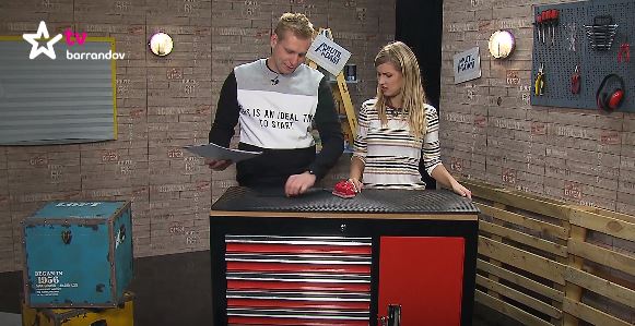 Jak spojit papíry bez sešívačky? Poradí kutilové Adam a Lucie. Jak spojit papíry bez sešívačky? Poradí kutilové Adam a Lucie.