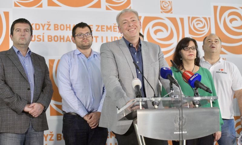 Vpředu Milan Chovanec, za ním zleva místopředseda sociální demokracie Jan Hamáček, předseda poslaneckého klubu ČSSD Jan Chvojka a další místopředsedové strany Michaela Marksová a Jan Birke.