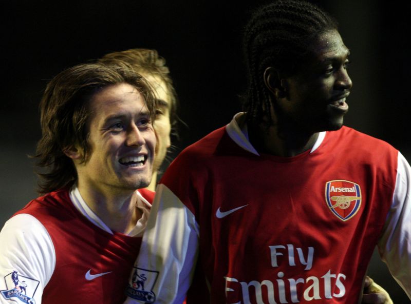 Emmanuel Adebayor po boku Tomáše Rosického v dresu Arsenalu.