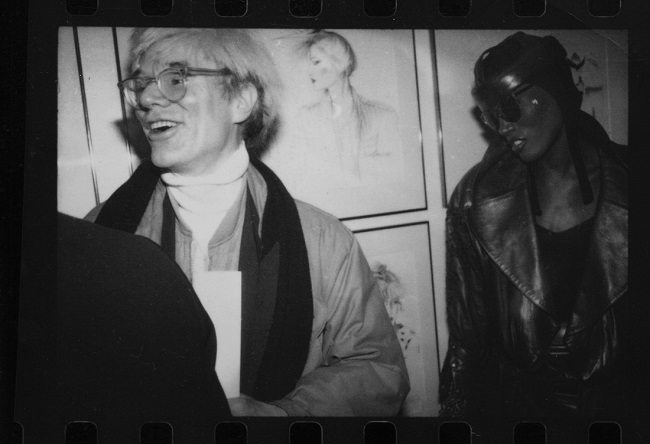 Kniha City Primeval: New York Berlin Prague od Roberta Carritherse a Louise Armanda zobrazuje étos umění a kultury New Yorku, Berlína a Prahy od 60. let do současnosti. 