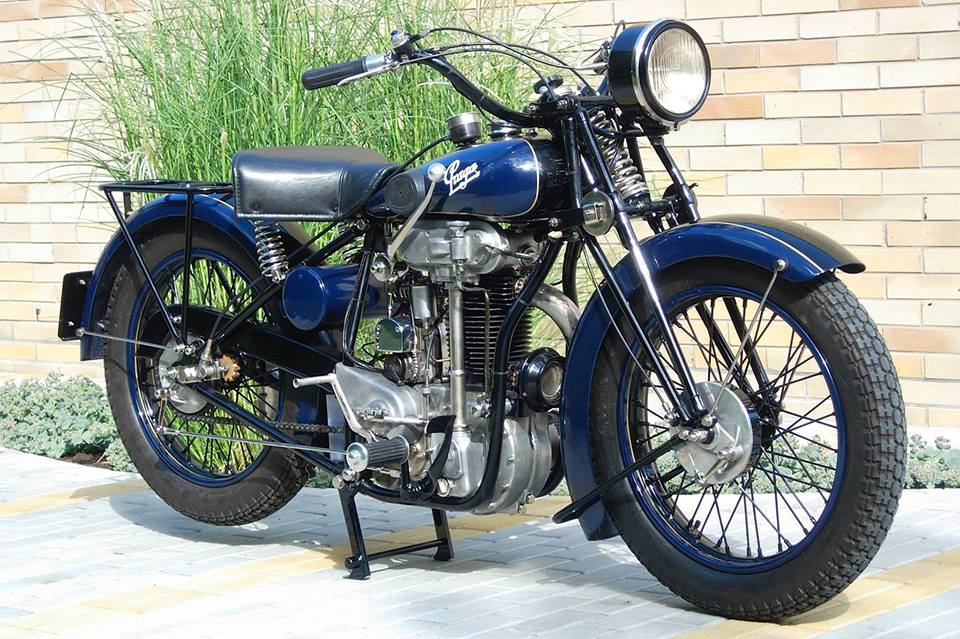 Unikátní historické motocykly a kola si lidé mohou prohlédnout v budově Masarykova ústavu vyšších studií v areálu Českého vysokého učení technického v pražských Dejvicích.
