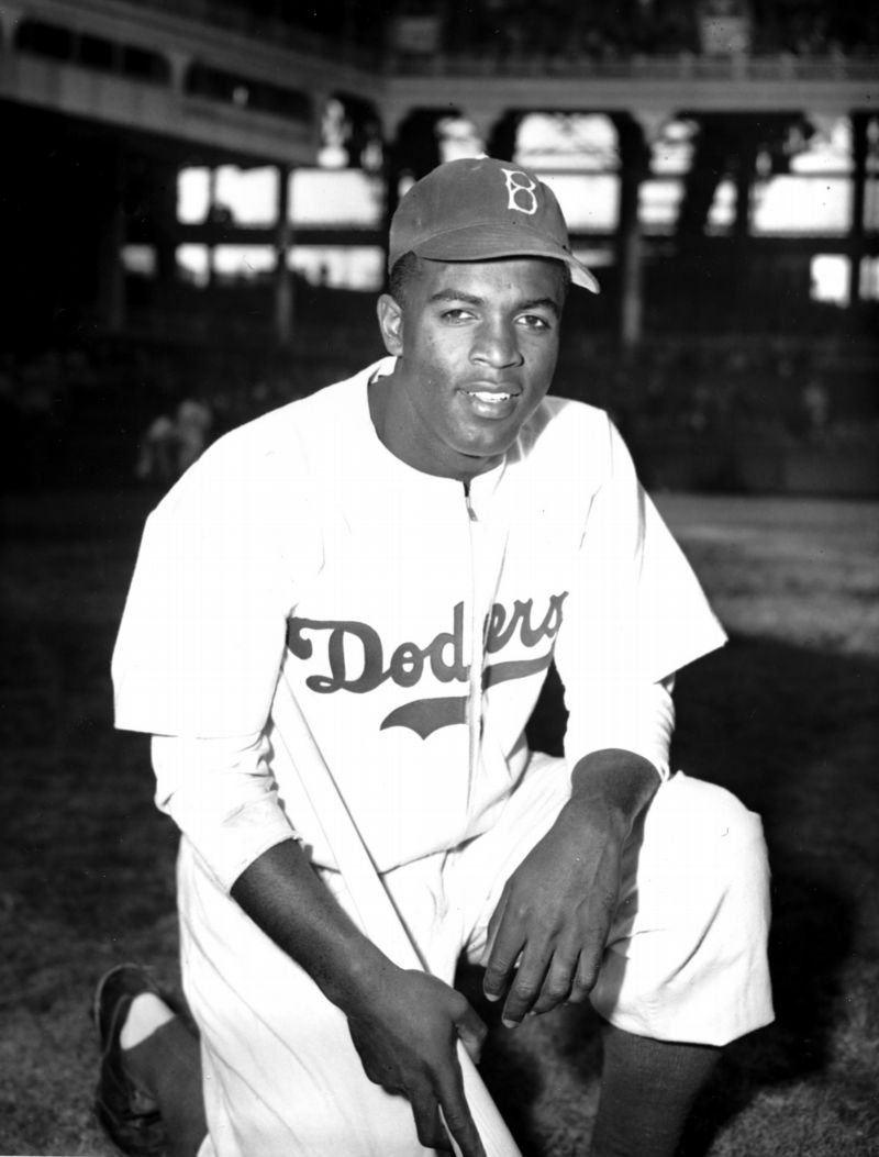 Jackie Robinson v dresu Brooklyn Dodgers.