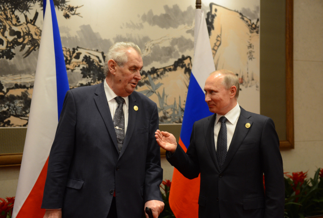 Miloš Zeman (vlevo) a Vladimir Putin během setkání v Pekingu.