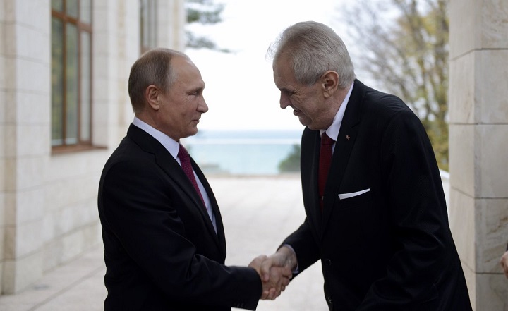 Prezident Miloš Zeman (vpravo) se v Soči setkal s prezidentem Ruské federace Vladimirem Putinem.
