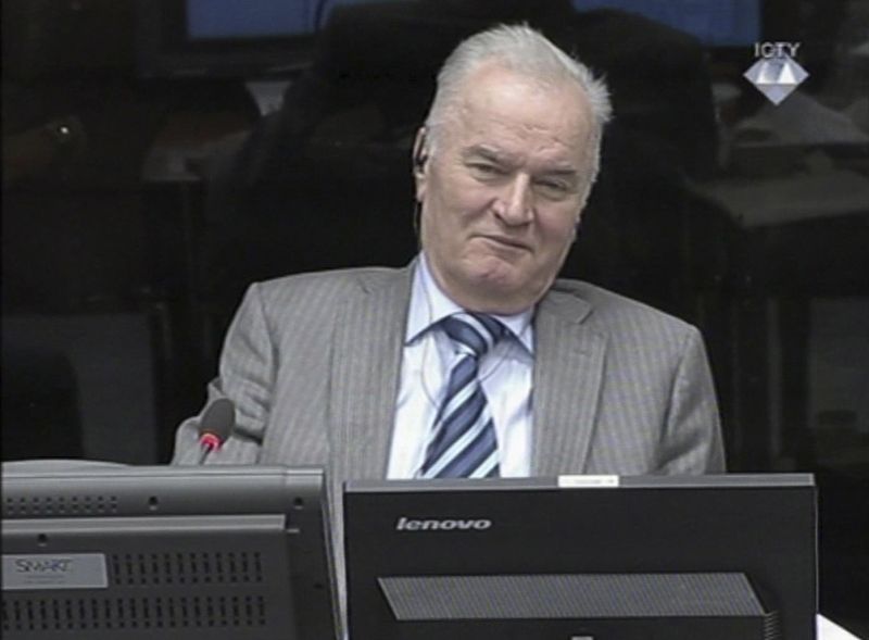 Ratko Mladić při soudním procesu v roce 2014. 