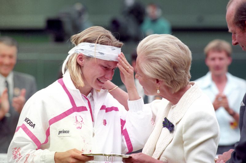Emotivní scéna, při které Jana Novotná plakala vévodkyni z Kentu na rameni po prohraném wimbledonském finále, v roce 1993 obletěla svět.