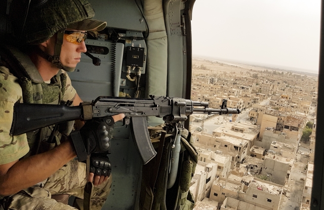 Ruské síly pomáhají syrským vládním jednotkám bojovat proti islámským státním militantům.