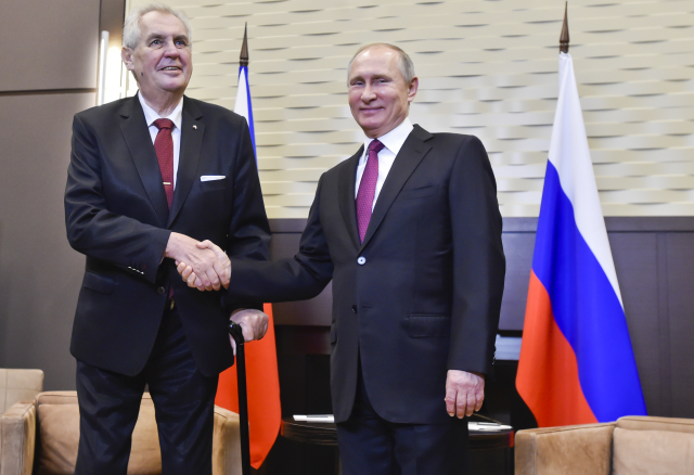 Český prezident Miloš Zeman (vlevo) a jeho ruský protějšek Vladimir Putin.