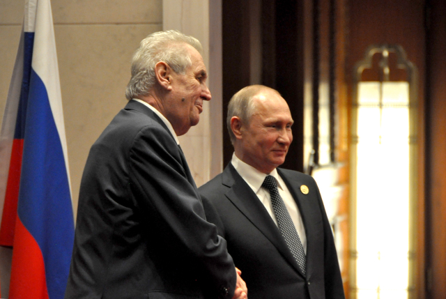 Český prezident Miloš Zeman (vlevo) a jeho ruský protějšek Vladimir Putin.