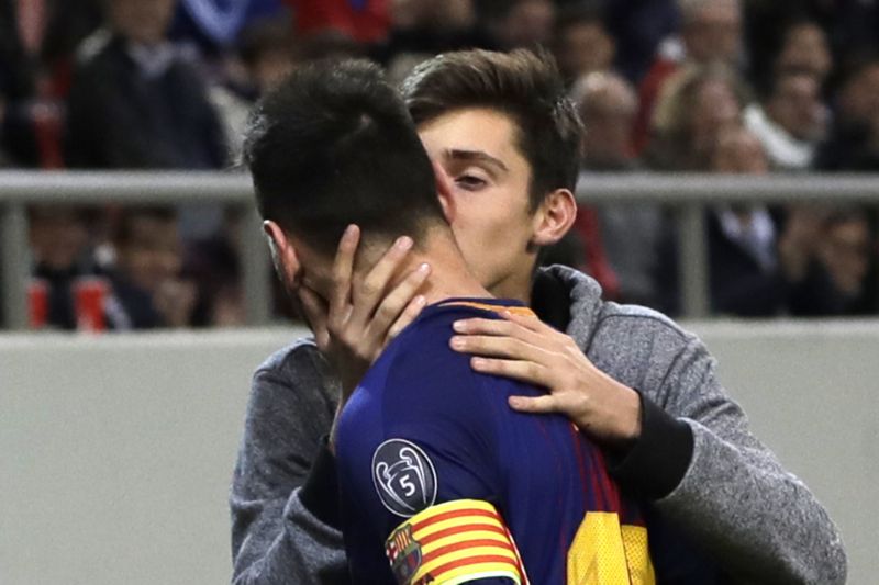 Fanoušek, který při zápase Olympiakosu s Barcelonu vběhl na hřiště a dal pusu Lionelu Messimu.