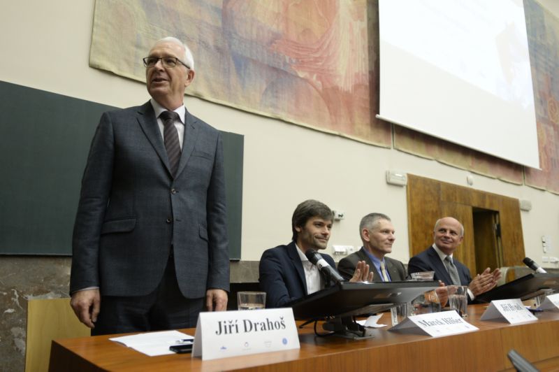 Předvolební debata kandidátů na prezidenta se konala 8. listopadu na Právnické fakultě Univerzity Karlovy v Praze. Na snímku jsou účinkující prezidentští kandidáti (zleva) Jiří Drahoš, Marek Hilšer, Jiří Hynek a Michal Horáček.