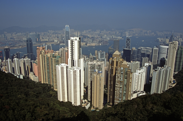 Hlavní akciový index burzy v Hongkongu poprvé po deseti letech uzavřel nad 30 tisíci body. Na snímku pohled na Hong Kong.