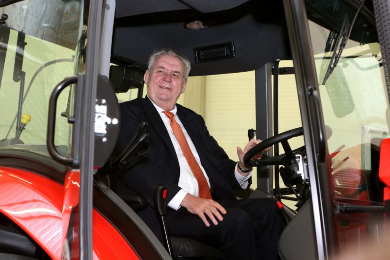 Miloš Zeman v traktoru Zetor. Firmě se také podařilo v Rusku zabodovat.