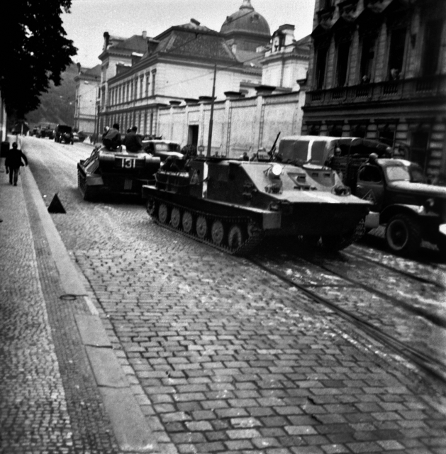 Dobový snímek z invaze vojáků Varšavské smlouvy. Srpen 1968.